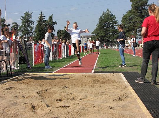 Szkolne zawody lekkoatletyczne na nowej bieżni 10052