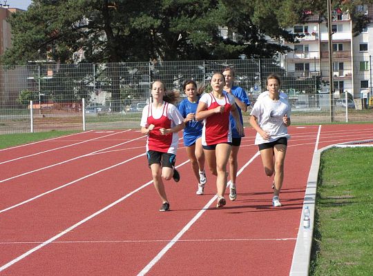Szkolne zawody lekkoatletyczne na nowej bieżni 10055