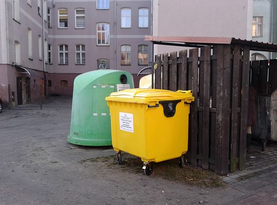 Żółte pojemniki na odpady surowcowe 10447