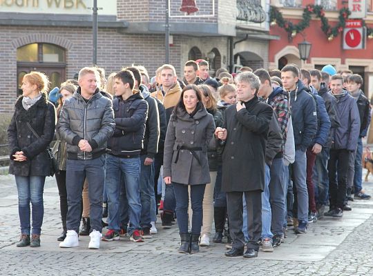 Maturzyści tańczyli poloneza na Placu Pokoju 10483