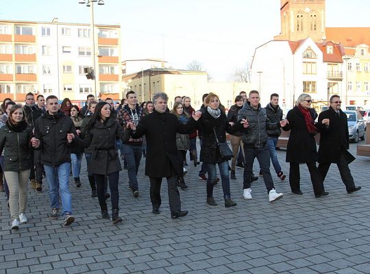 Maturzyści tańczyli poloneza na Placu Pokoju 10484