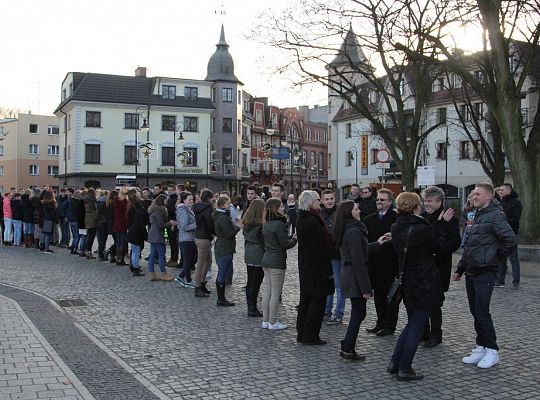 Maturzyści tańczyli poloneza na Placu Pokoju 10486