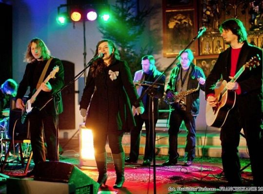 Muzycy Luxtorpedy zagrają kolędy w Lęborku 10516