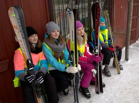 Śnieg,narty i dobra zabawa. 10737