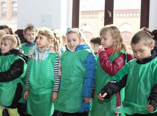 Przedszkolaki do ratusza przyniosły wiosnę 10863