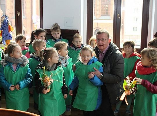 Przedszkolaki do ratusza przyniosły wiosnę 10867