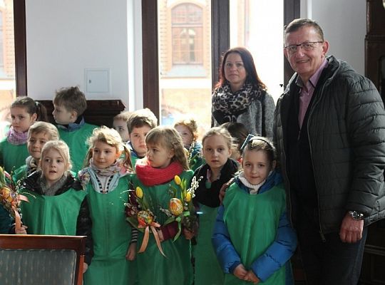 Przedszkolaki do ratusza przyniosły wiosnę 10869