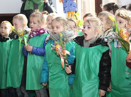 Przedszkolaki do ratusza przyniosły wiosnę 10870