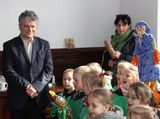 Przedszkolaki do ratusza przyniosły wiosnę 10871