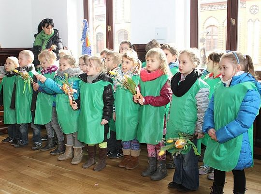 Przedszkolaki do ratusza przyniosły wiosnę 10874