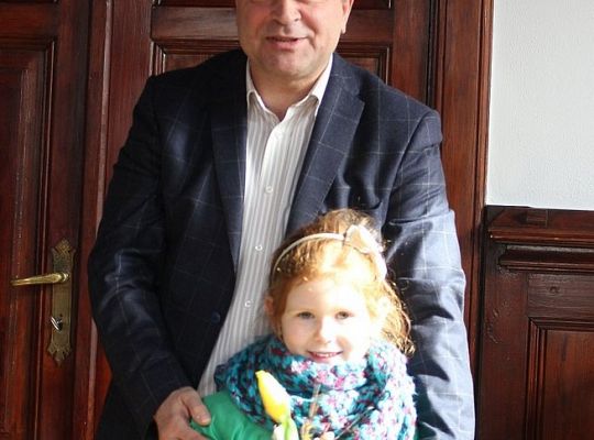 Przedszkolaki do ratusza przyniosły wiosnę 10891