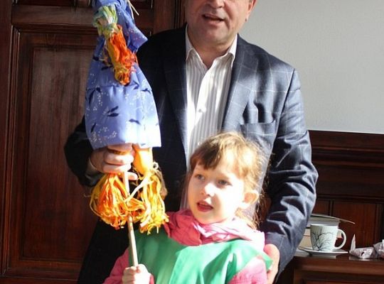 Przedszkolaki do ratusza przyniosły wiosnę 10894