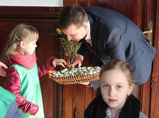 Przedszkolaki do ratusza przyniosły wiosnę 10895
