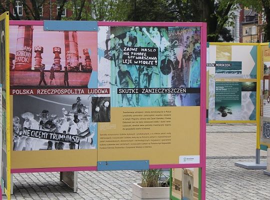 Wystawa na placu Pokoju 11305