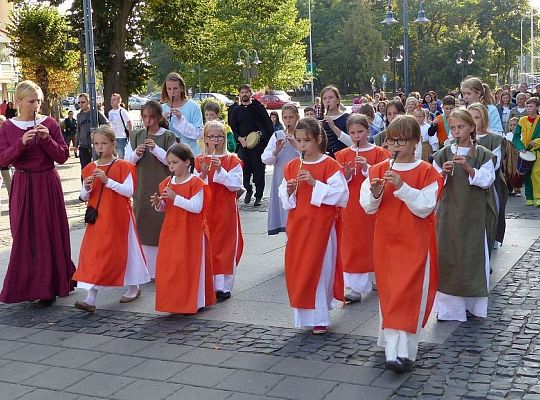 Pląsy w średniowiecznych rytmach 13224