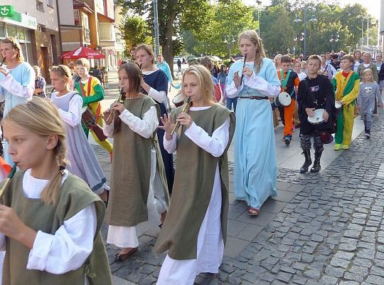 Pląsy w średniowiecznych rytmach 13225