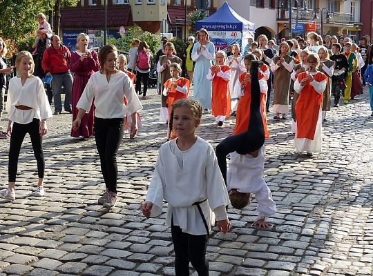 Pląsy w średniowiecznych rytmach 13228