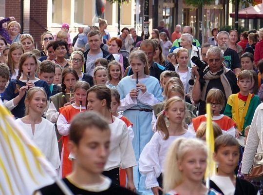 Pląsy w średniowiecznych rytmach 13229