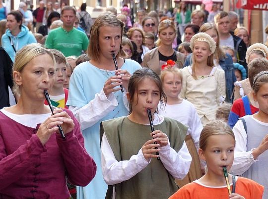 Pląsy w średniowiecznych rytmach 13231