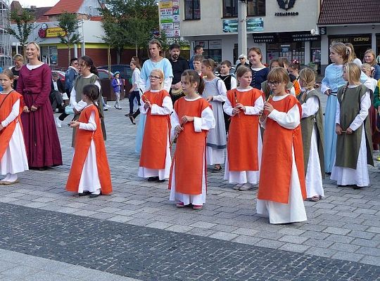 Pląsy w średniowiecznych rytmach 13238