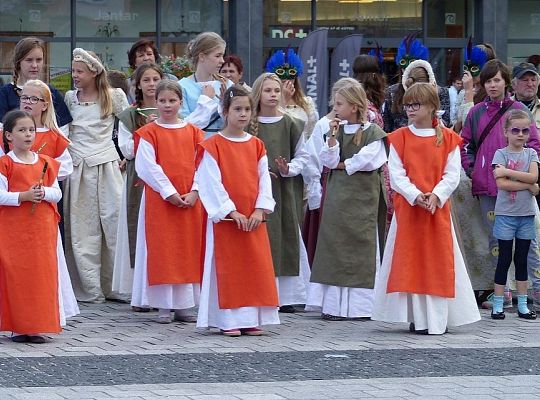Pląsy w średniowiecznych rytmach 13244