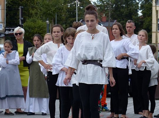 Pląsy w średniowiecznych rytmach 13247