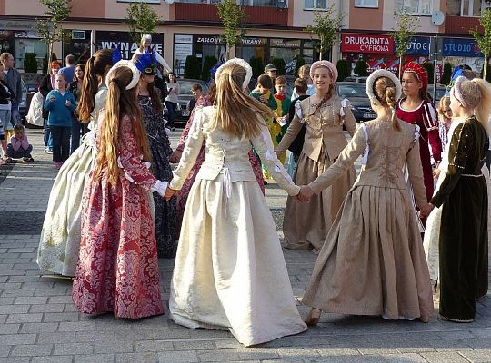 Pląsy w średniowiecznych rytmach 13257