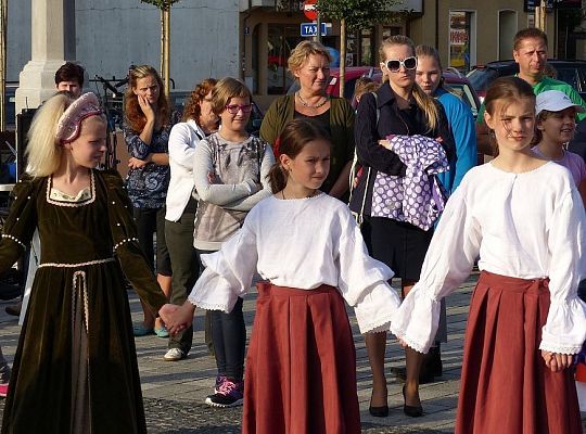 Pląsy w średniowiecznych rytmach 13259