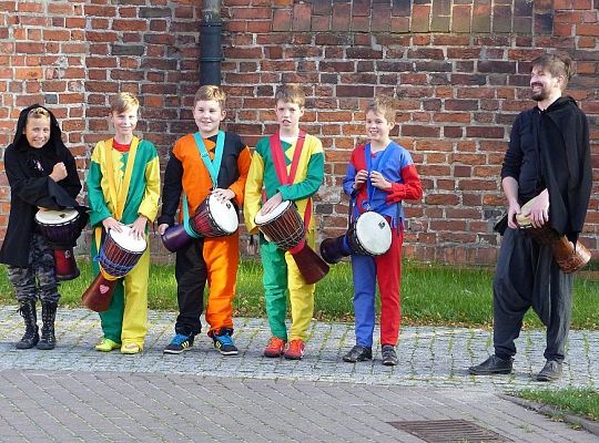 Pląsy w średniowiecznych rytmach 13221