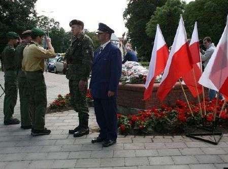 Kwiaty pod tablicą Pocztowców Gdańskich 5586