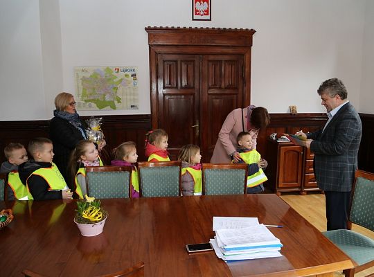 Świąteczne spotkania z przedszkolakami w ratuszu 14130