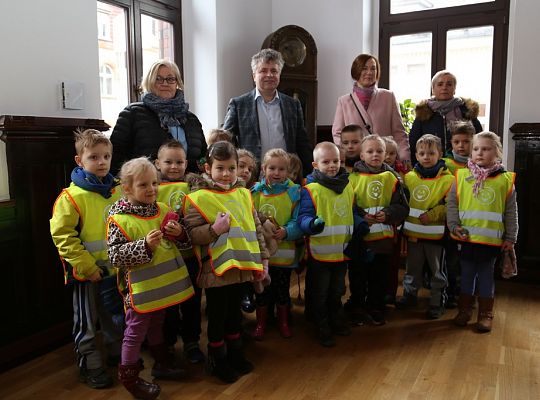 Świąteczne spotkania z przedszkolakami w ratuszu 14129