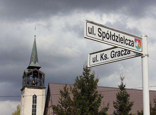 Trwa budowa chodnika i parkingu przy ks. Gracza 14480