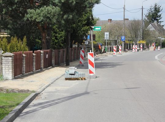 Trwa budowa chodnika i parkingu przy ks. Gracza 14482