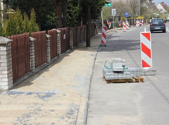 Trwa budowa chodnika i parkingu przy ks. Gracza 14483