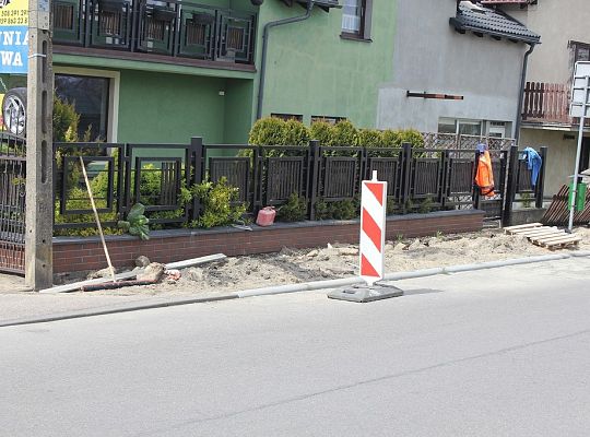 Trwa budowa chodnika i parkingu przy ks. Gracza 14485