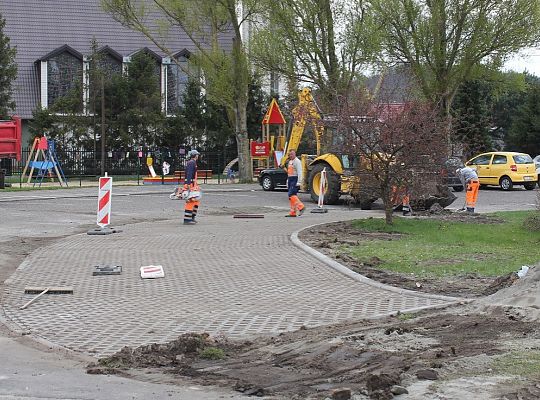 Trwa budowa chodnika i parkingu przy ks. Gracza 14481
