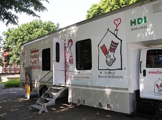 Ambulans Fundacji Ronalda McDonalda na placu 14764