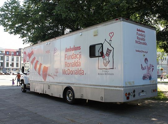 Ambulans Fundacji Ronalda McDonalda na placu 14765