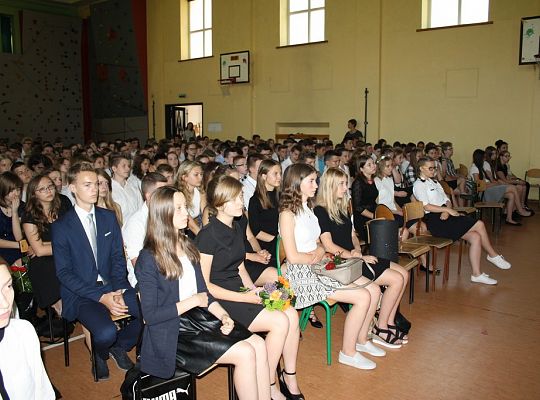 Uczniowie odebrali świadectwa i rozpoczęli wakacje 15276