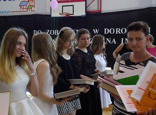 Uczniowie odebrali świadectwa i rozpoczęli wakacje 15239