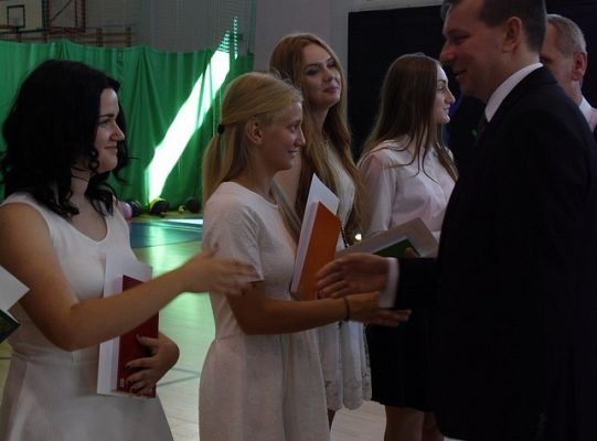 Uczniowie odebrali świadectwa i rozpoczęli wakacje 15240