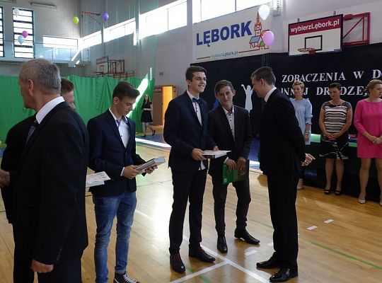 Uczniowie odebrali świadectwa i rozpoczęli wakacje 15241