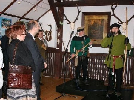 Kły dzika i bigos myśliwski na wystawie 5597