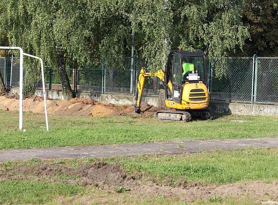 Prace ziemne na boisku przy Gimnazjum nr 2 15996
