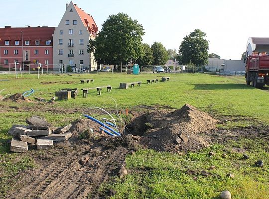 Prace ziemne na boisku przy Gimnazjum nr 2 15998