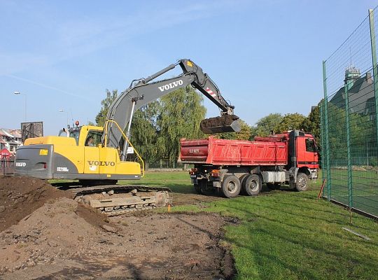 Prace ziemne na boisku przy Gimnazjum nr 2 15999