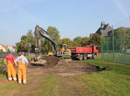Prace ziemne na boisku przy Gimnazjum nr 2 16000