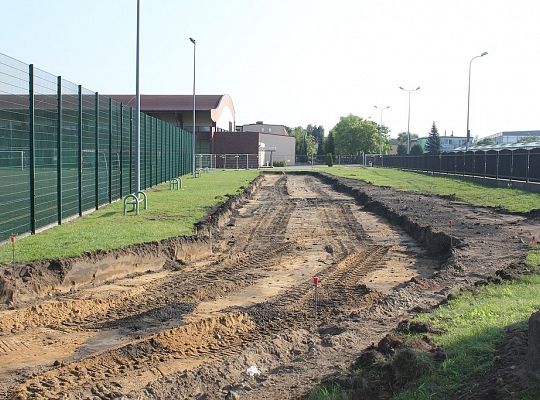 Prace ziemne na boisku przy Gimnazjum nr 2 16002