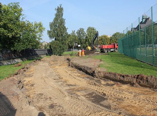 Prace ziemne na boisku przy Gimnazjum nr 2 16003